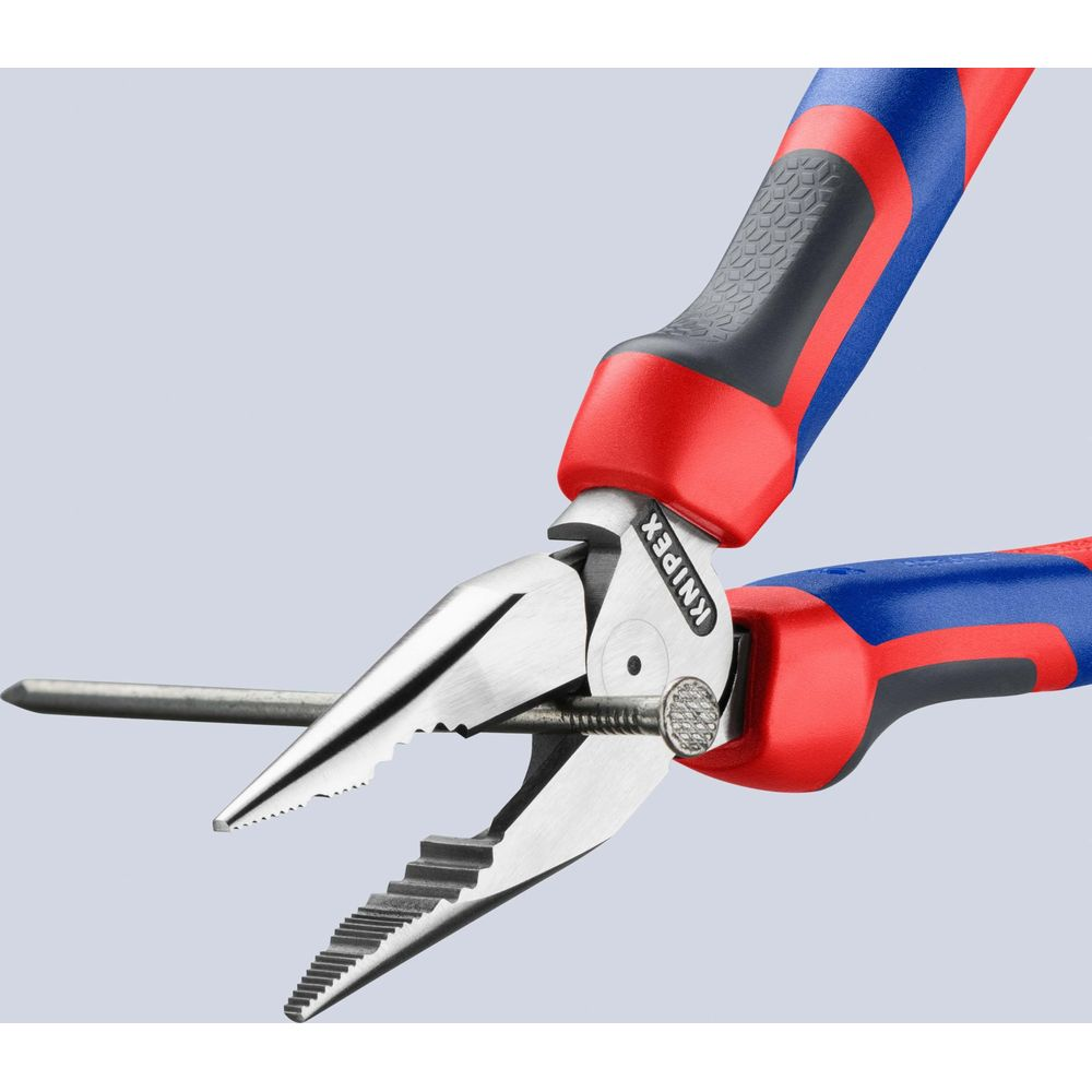 Szczypce Knipex z długimi końcówkami chwytają śrubę. Czerwone i niebieskie uchwyty.