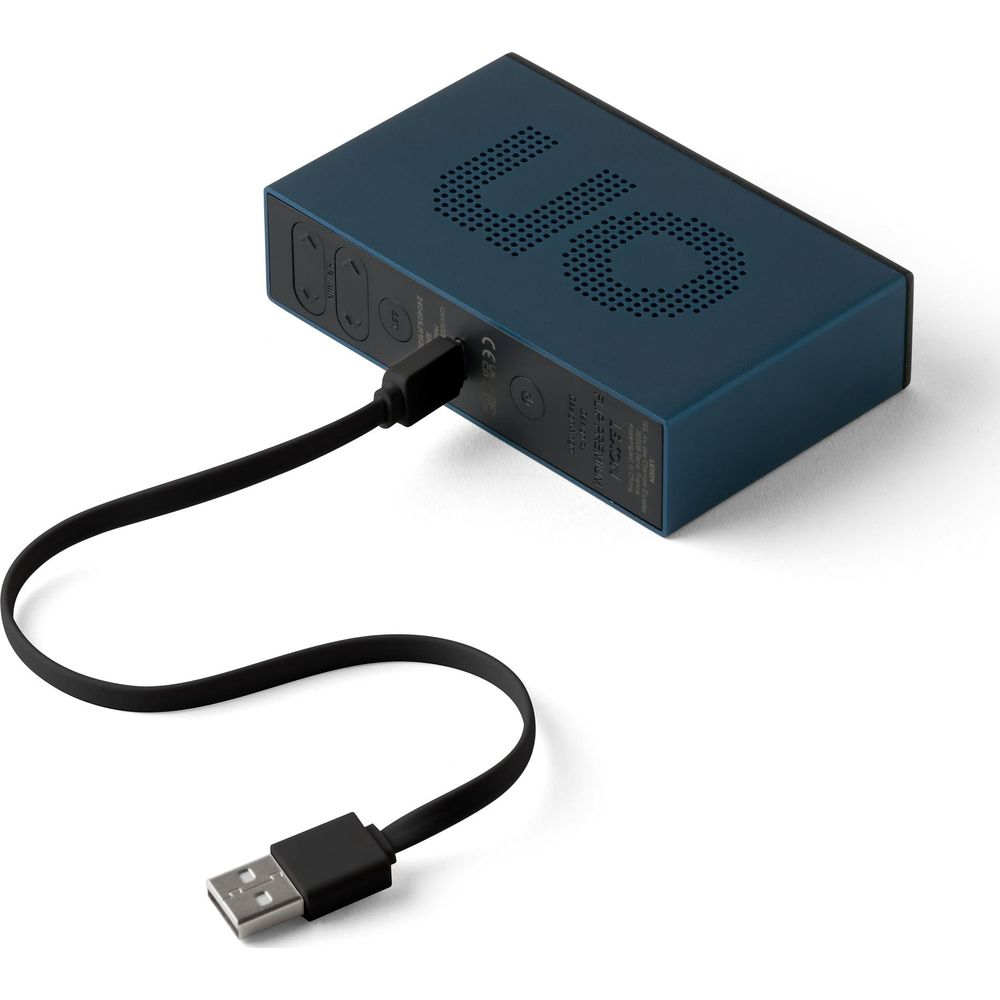 Ein blaues elektronisches Gerät mit einem schwarzen USB-Kabel, das angeschlossen ist.