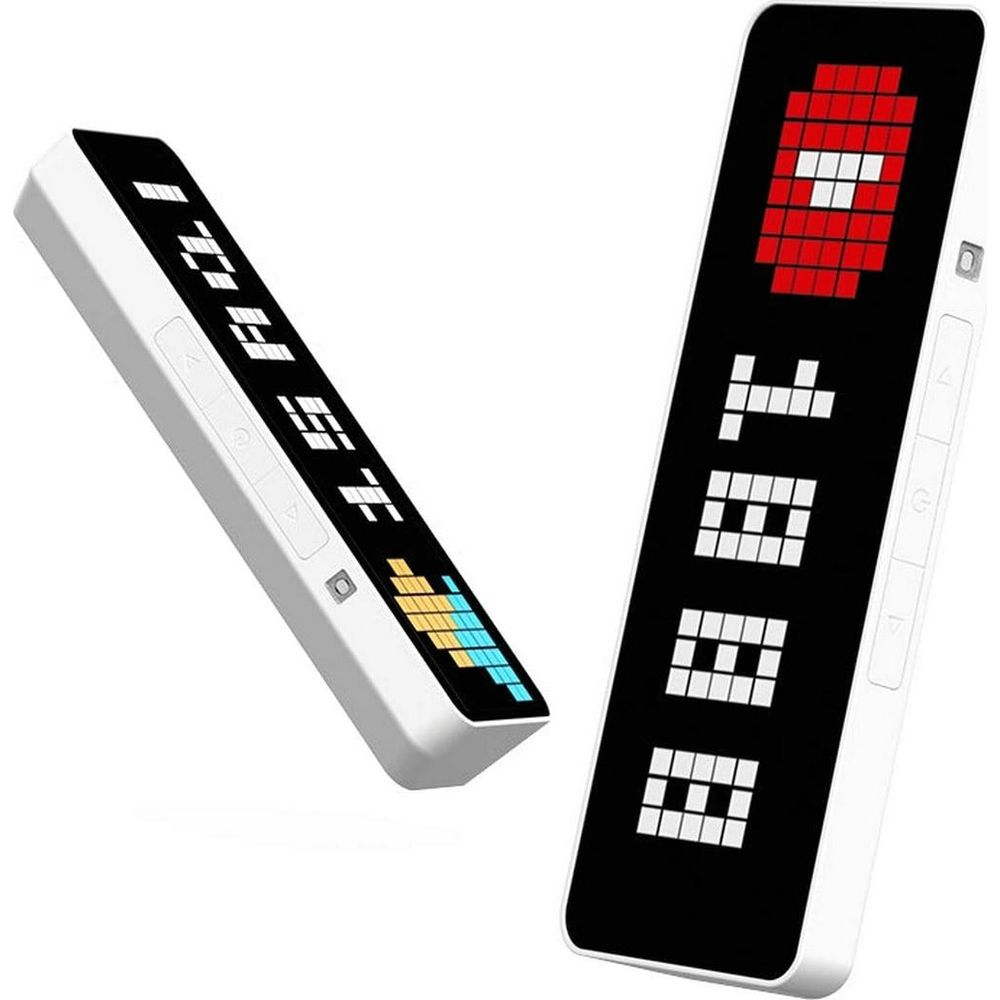 Dwa białe urządzenia z wyświetlaczami pikselowymi. Jeden pokazuje 