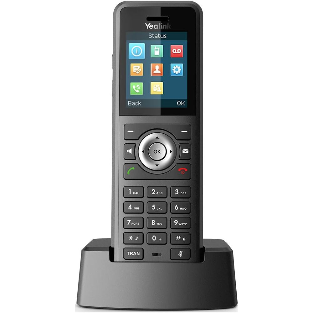 Un telefono Yealink nero con schermo a colori e tastiera, appoggiato alla base di ricarica.