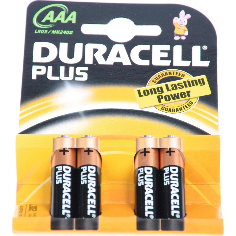 Cztery baterie Duracell Plus AAA w żółto-czarnym opakowaniu.