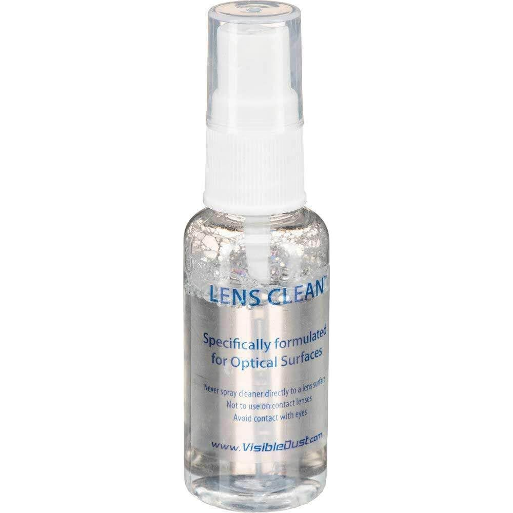 Eine Flasche Linsenklar-Reiniger mit Sprühkopf, speziell für optische Oberflächen.