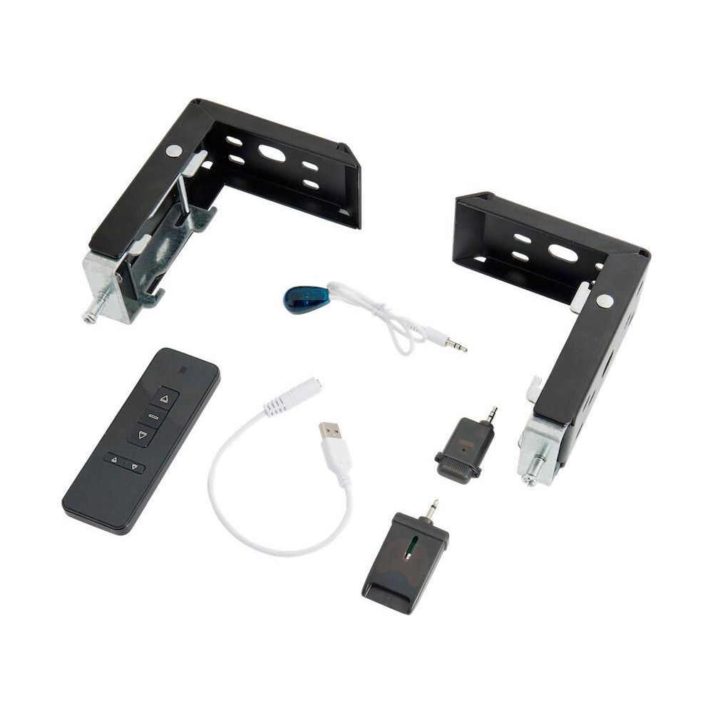 Schwarze Halterungen, Fernbedienung, USB-Kabel und Empfänger auf weißem Hintergrund.