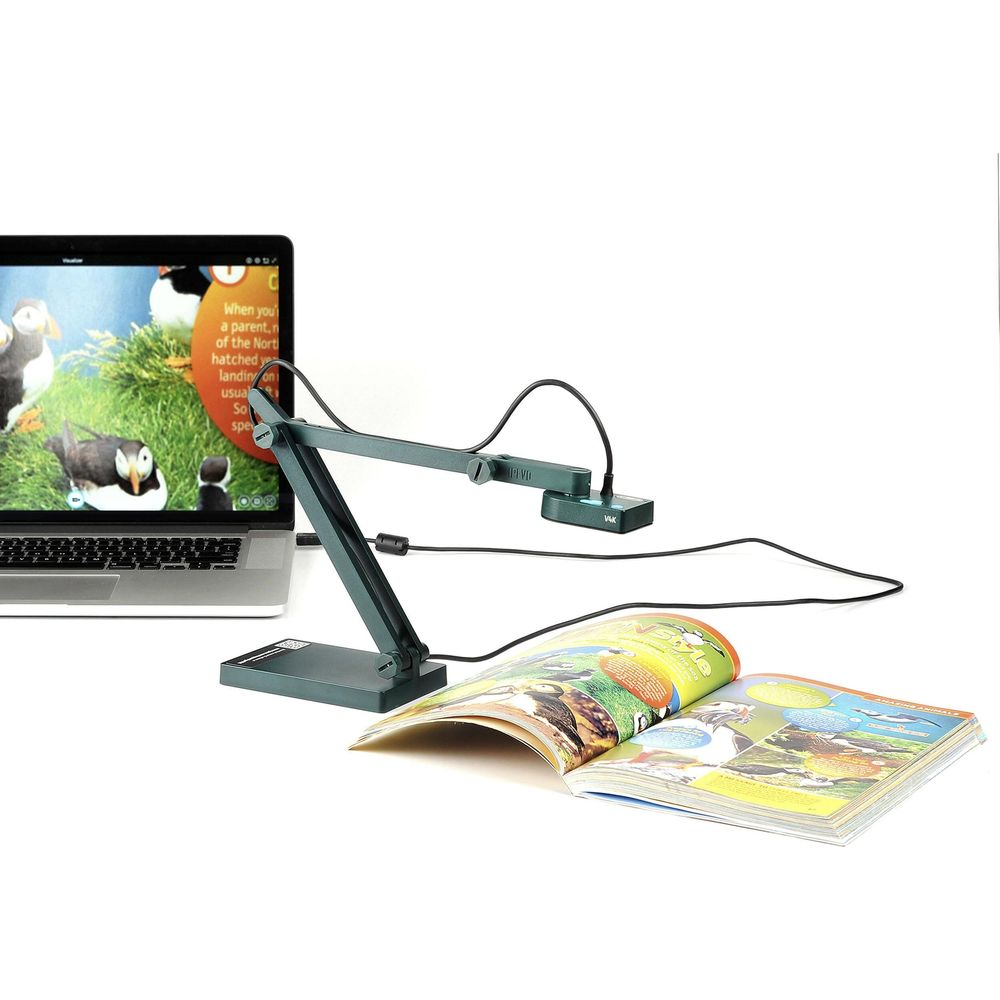 Un laptop, un libro e un braccio per document camera su sfondo bianco.
