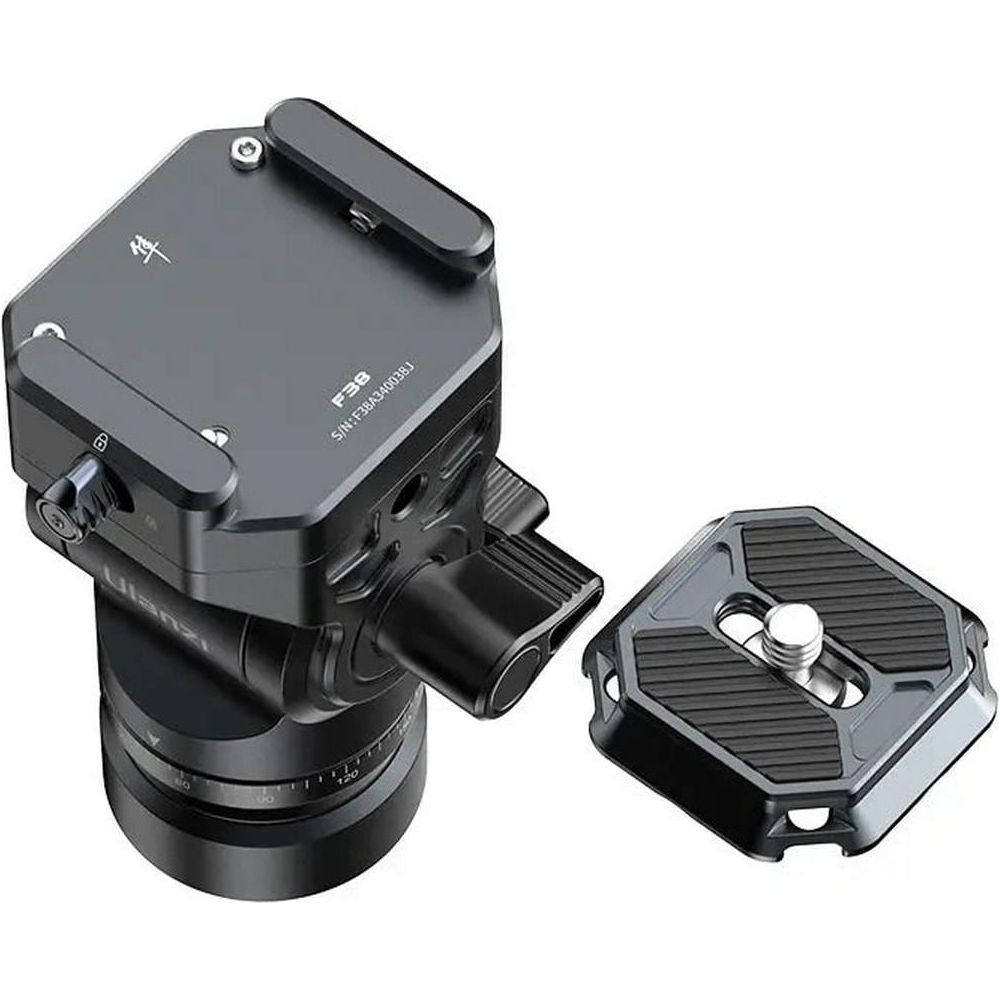 Czarna głowica statywu aparatu z płytką szybkomocującą na białym tle.