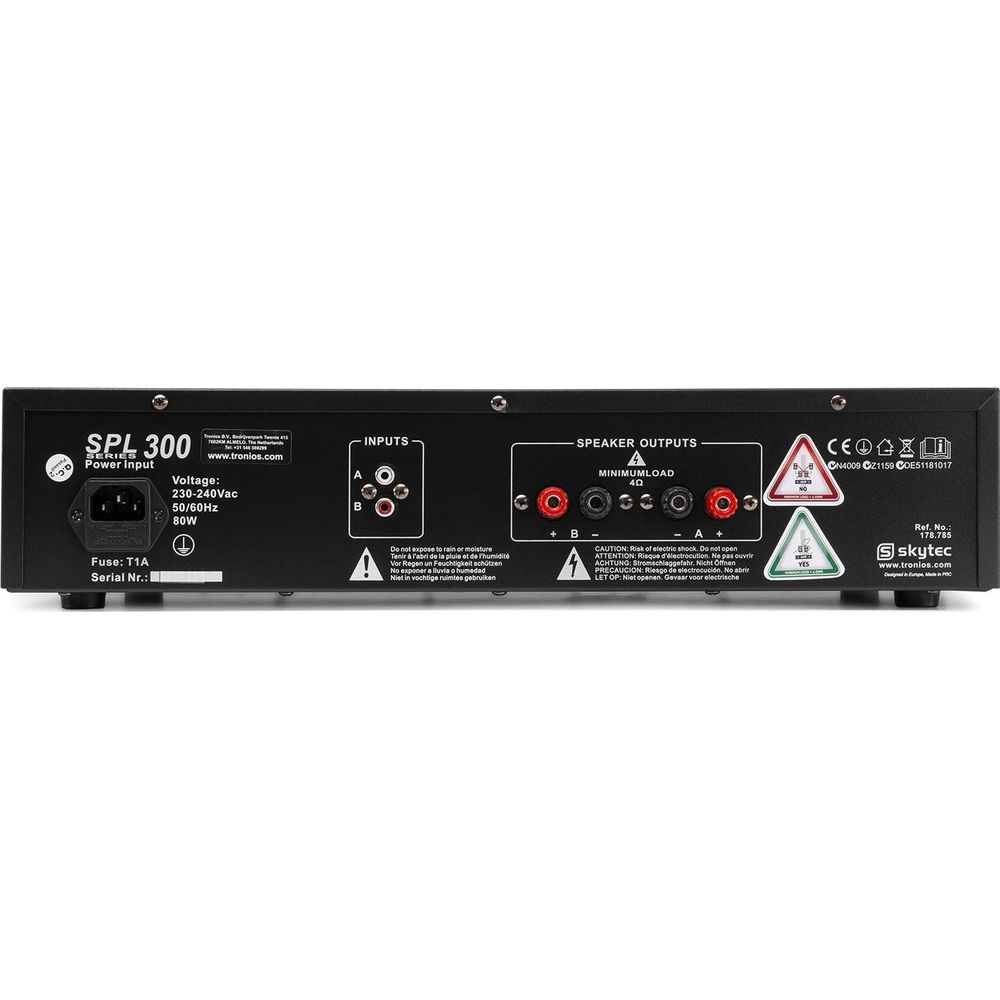 Rückseite eines Verstärkers mit Anschlüssen: Power Input, Inputs, Speaker Outputs.