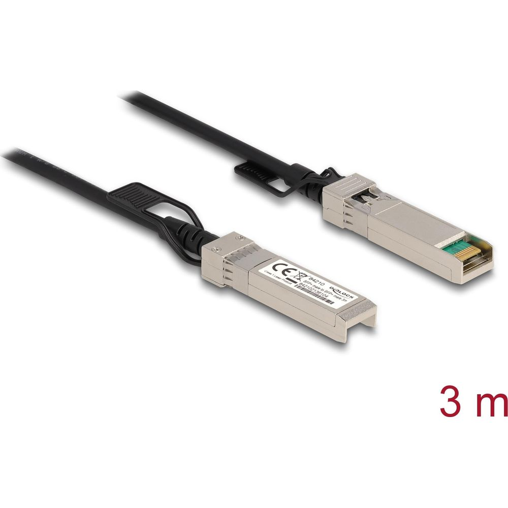 Dwa kable SFP+ ze srebrnymi złączami i czarnymi przewodami leżą po przekątnej.