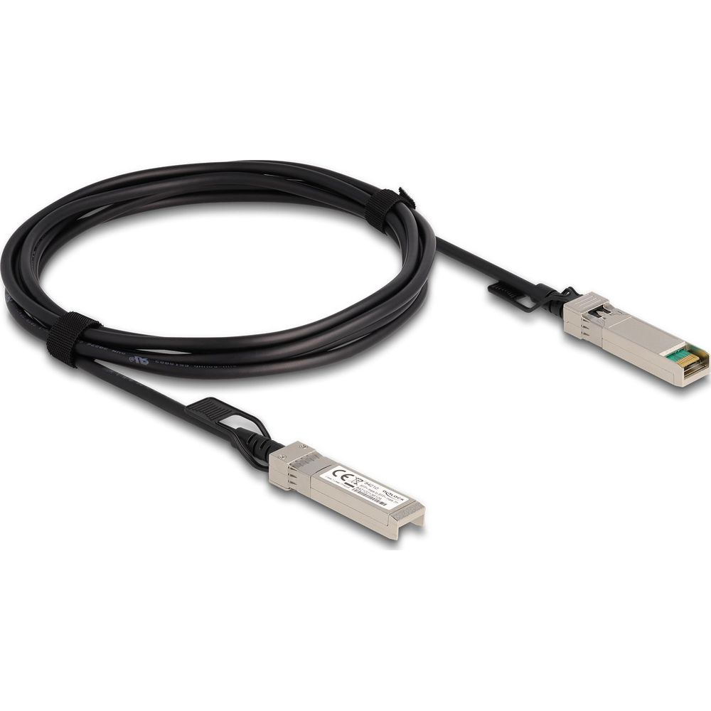 Czarny kabel z dwoma srebrnymi złączami modułowymi, na białym tle.