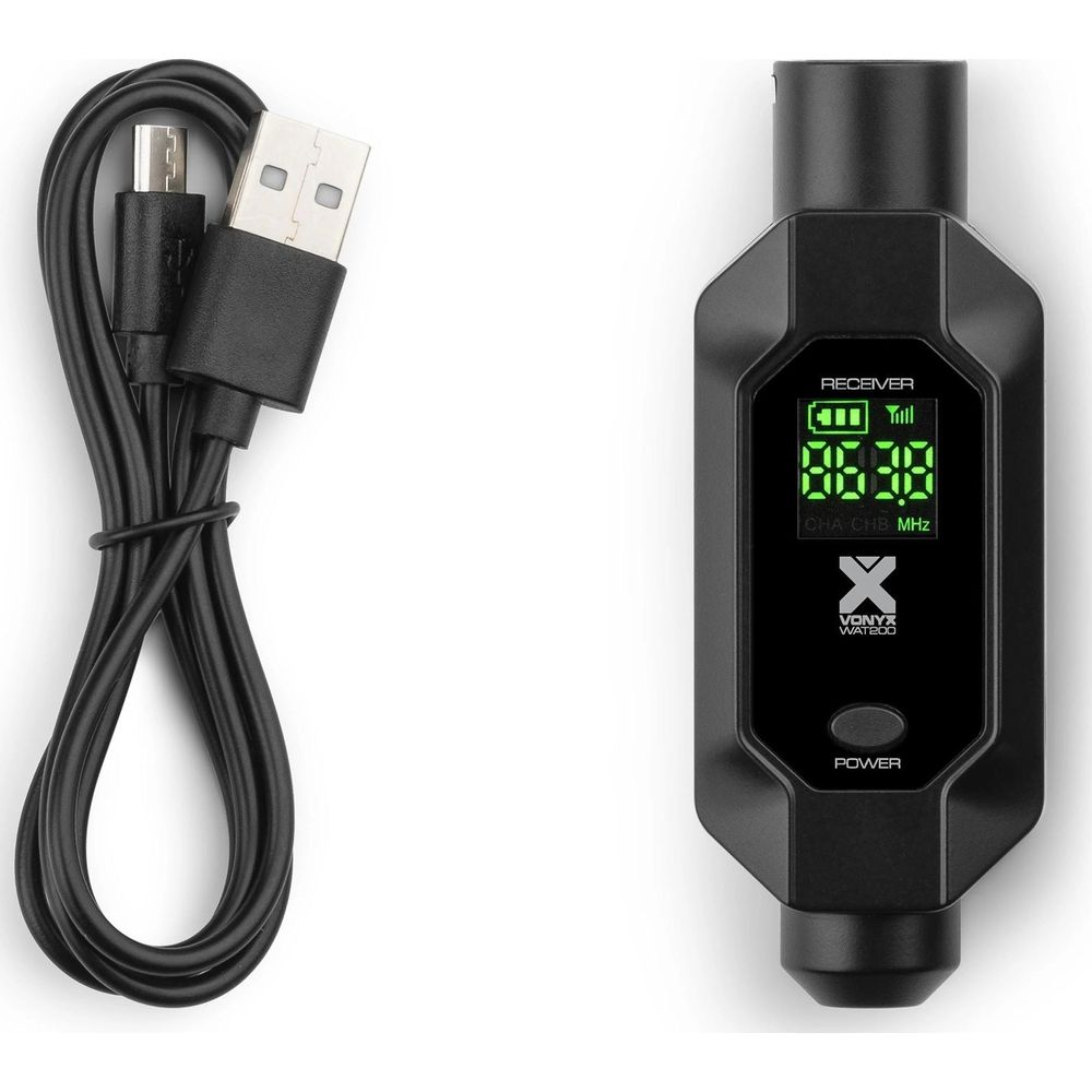 Cable USB negro junto a un receptor negro con pantalla verde.