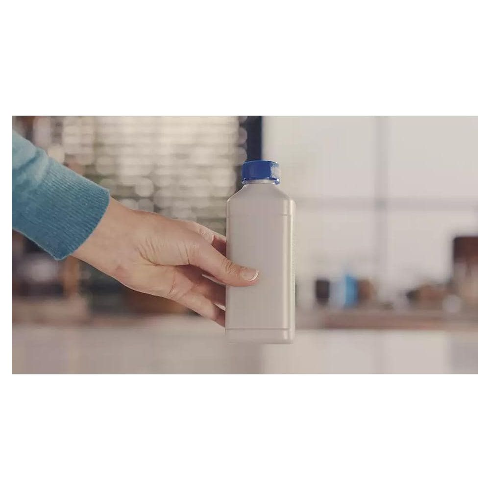 Eine Hand hält eine weiße Flasche mit blauem Deckel.