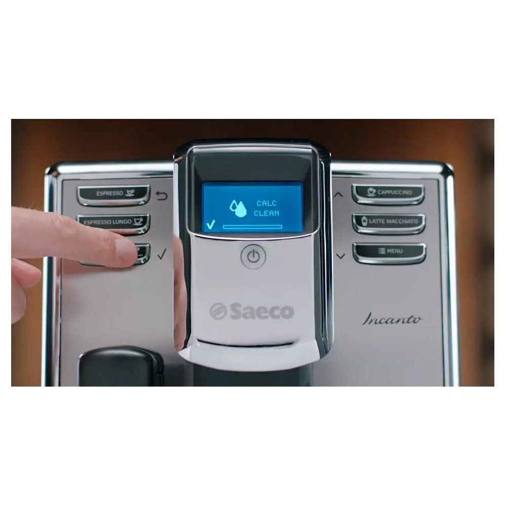 Eine Hand drückt eine Taste auf einer Saeco-Kaffeemaschine mit blauem Bildschirm.