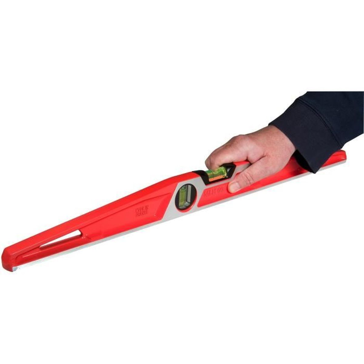 Eine Hand hält eine rot-silberne Wasserwaage mit grüner Blase.