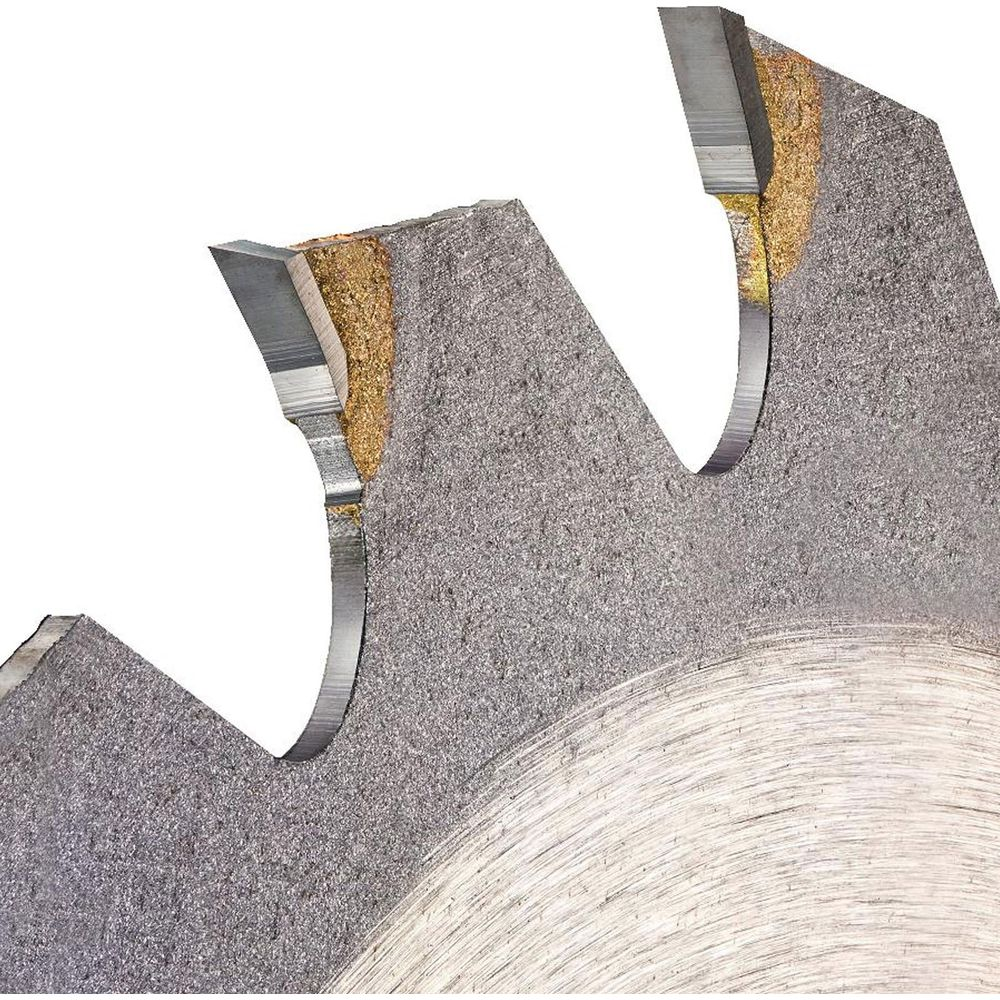Primer plano del borde de una hoja de sierra circular con dientes y detalles dorados.