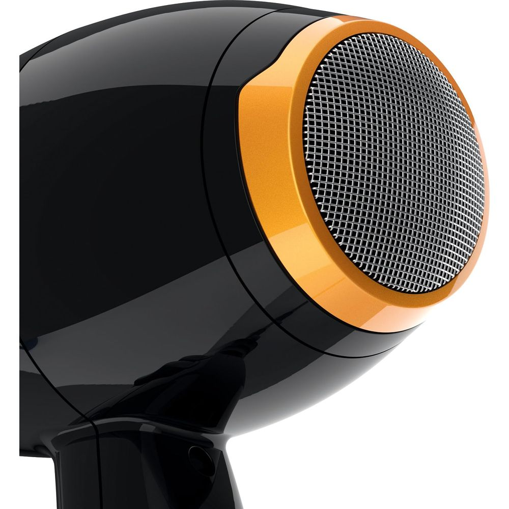 Zbliżenie czarnej suszarki do włosów z pomarańczowym wykończeniem i metalową kratką.