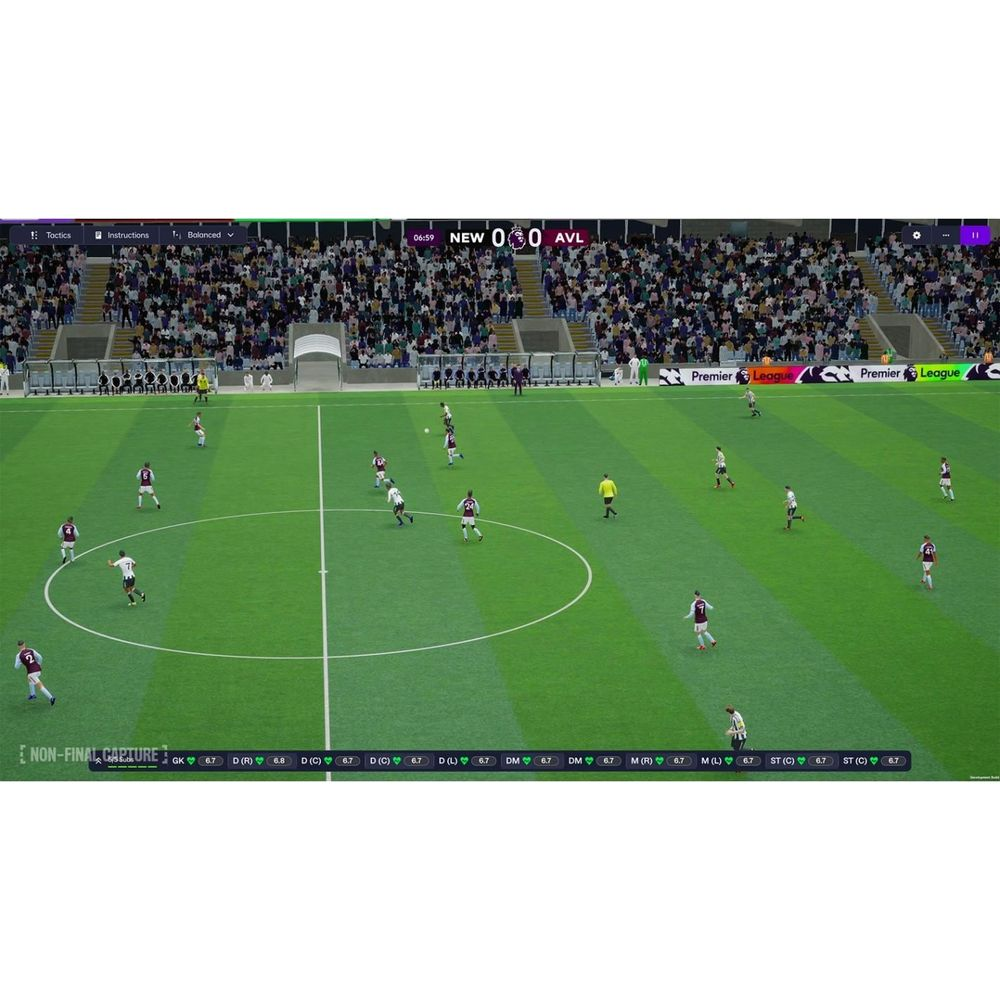 Fußballspiel: Spieler in weißen und roten Trikots auf grünem Rasen, Tribünen im Hintergrund.