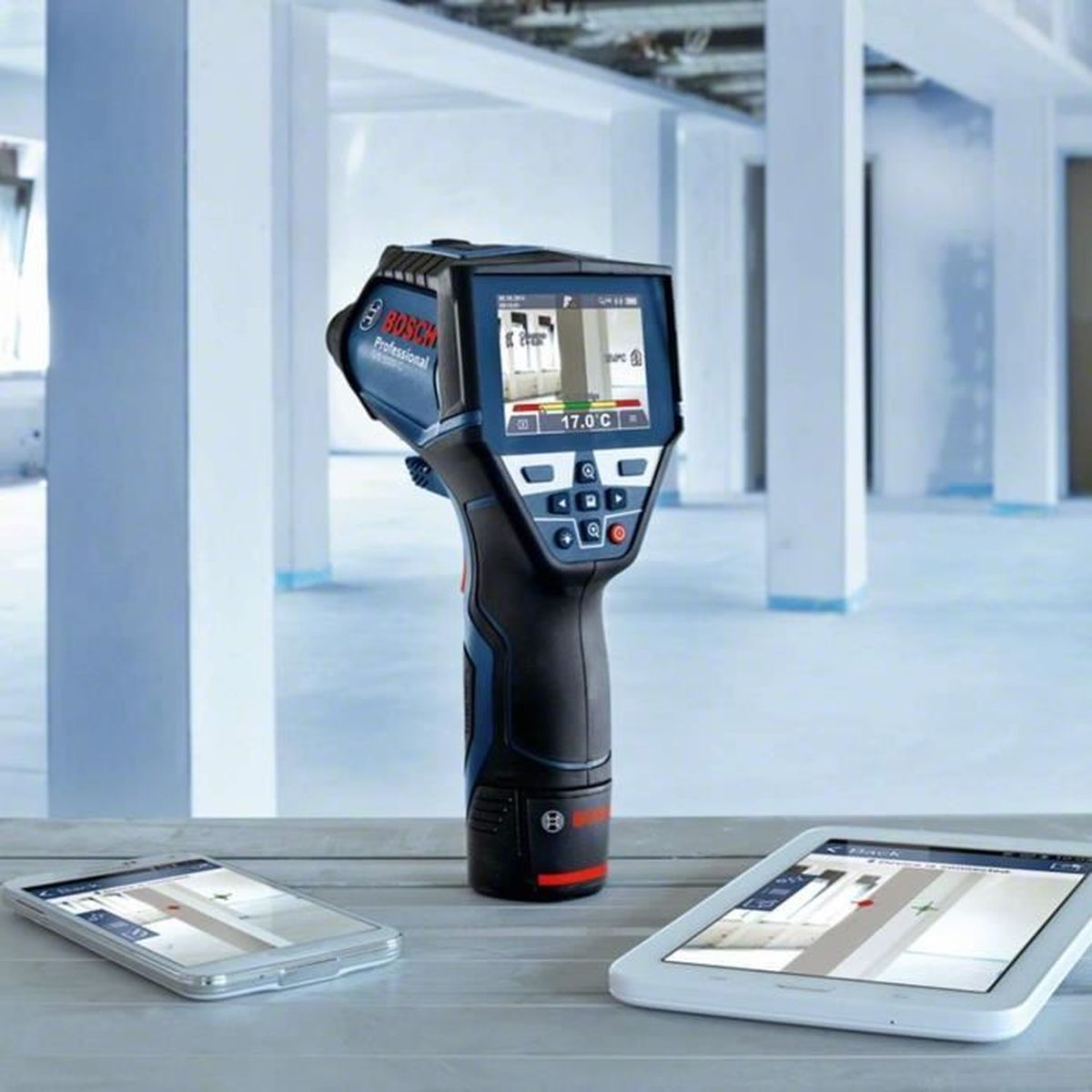 Una termocamera Bosch con smartphone e tablet in un cantiere.