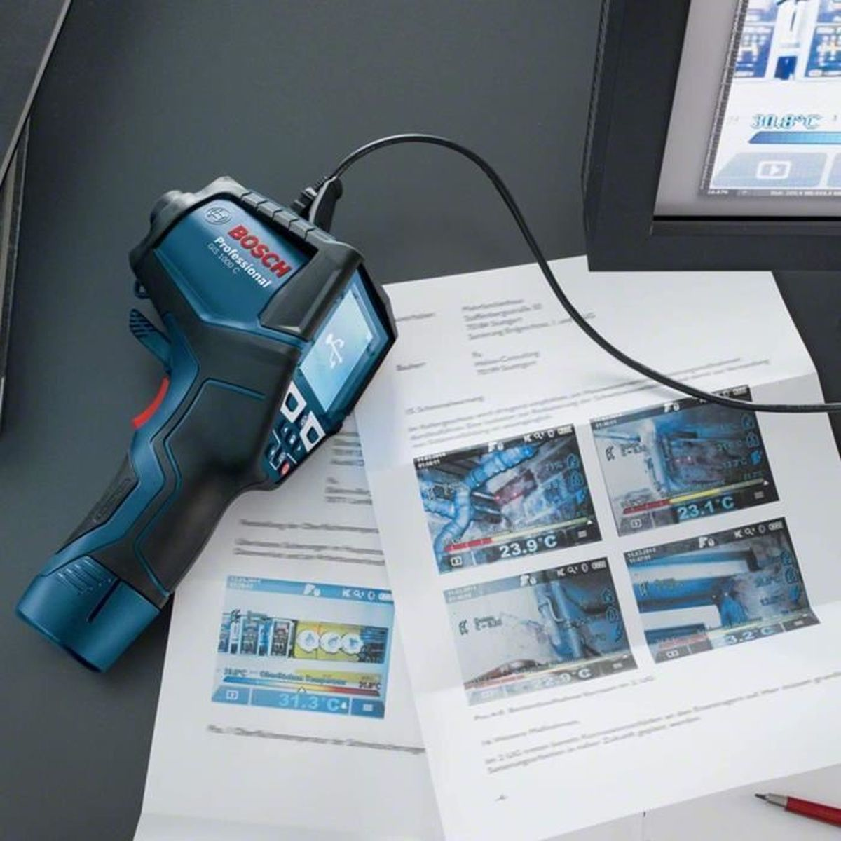 Un dispositivo di imaging termico Bosch poggia su documenti con letture di temperatura.