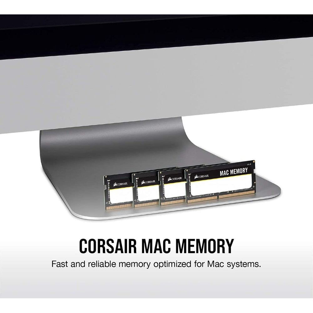 Vier Corsair Mac Memory RAM-Riegel in einer Reihe vor einem silbernen Computerständer.