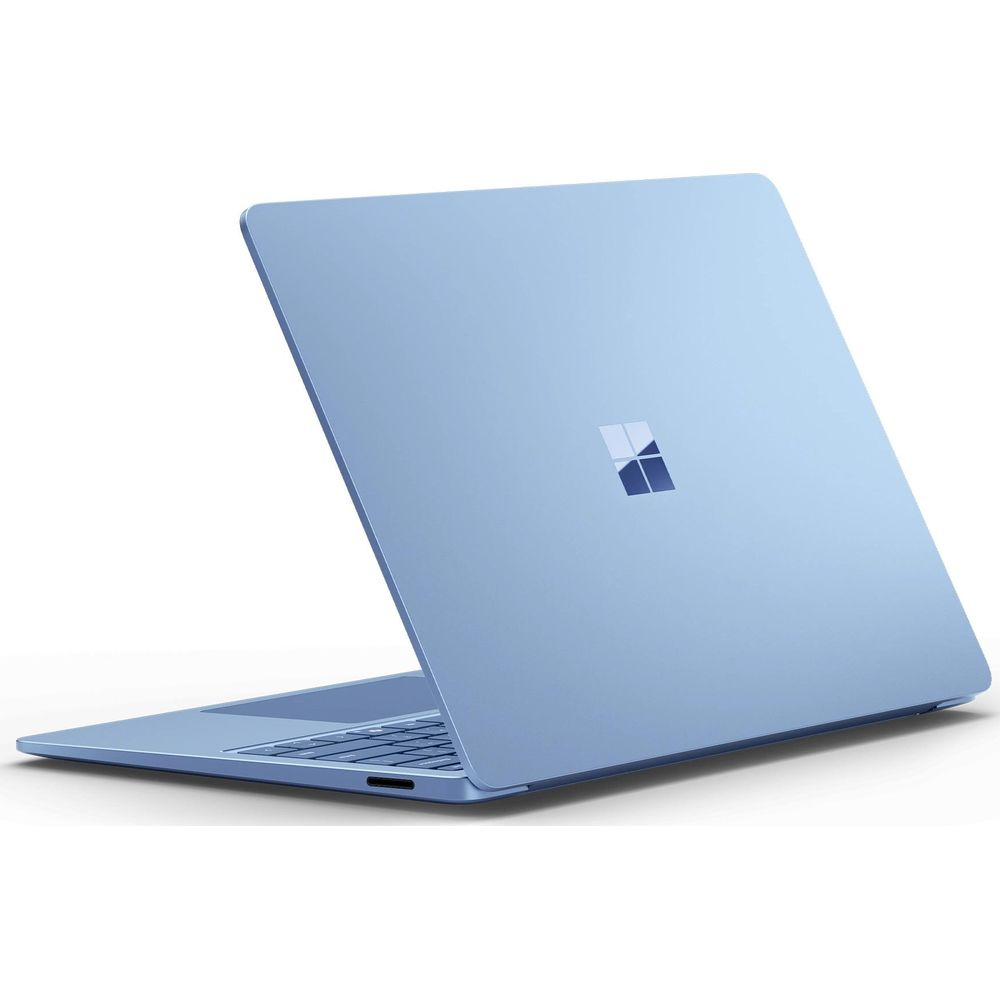 Ein hellblauer Laptop mit dem Microsoft-Logo auf dem Deckel. Die Tastatur ist sichtbar.