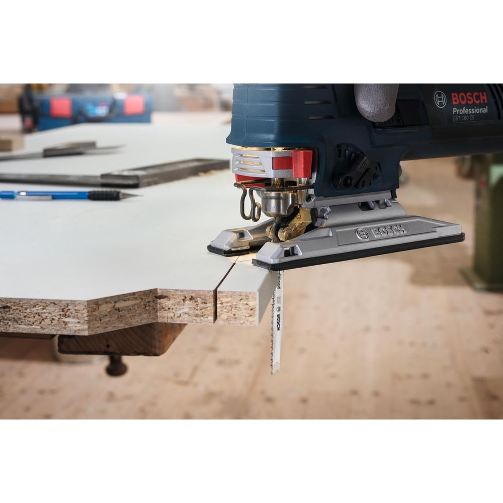 Ein Bosch Stichsäge schneidet Holz. Nahaufnahme der Säge und des Werkstücks.