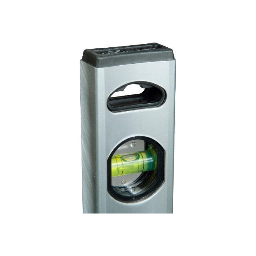 Zbliżenie srebrnej poziomicy z widoczną zieloną bańką pośrodku.