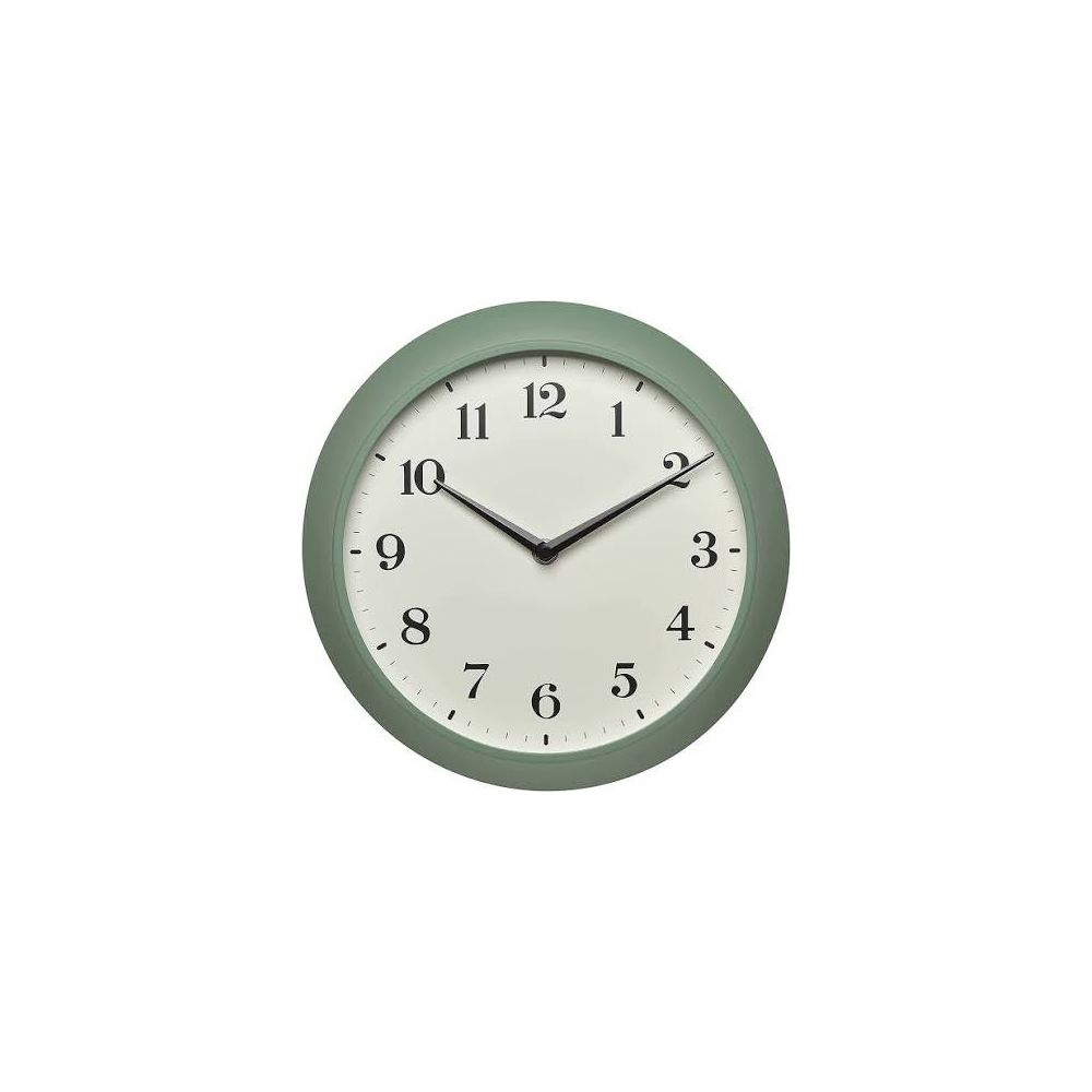 Eine grüne Wanduhr mit schwarzen Ziffern und Zeigern auf weißem Zifferblatt.