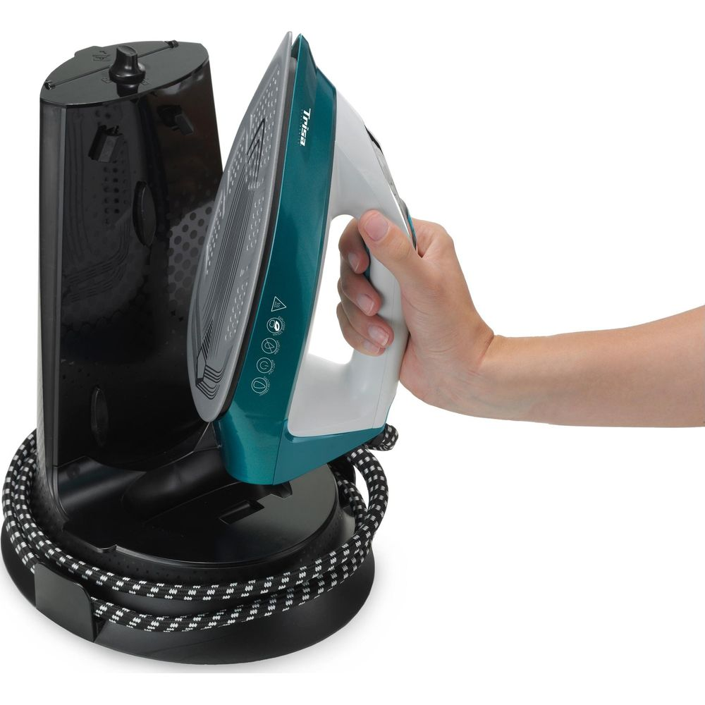 Eine Hand hält ein teal-weißes Bügeleisen über seinen schwarzen Sockel mit aufgewickeltem Kabel.