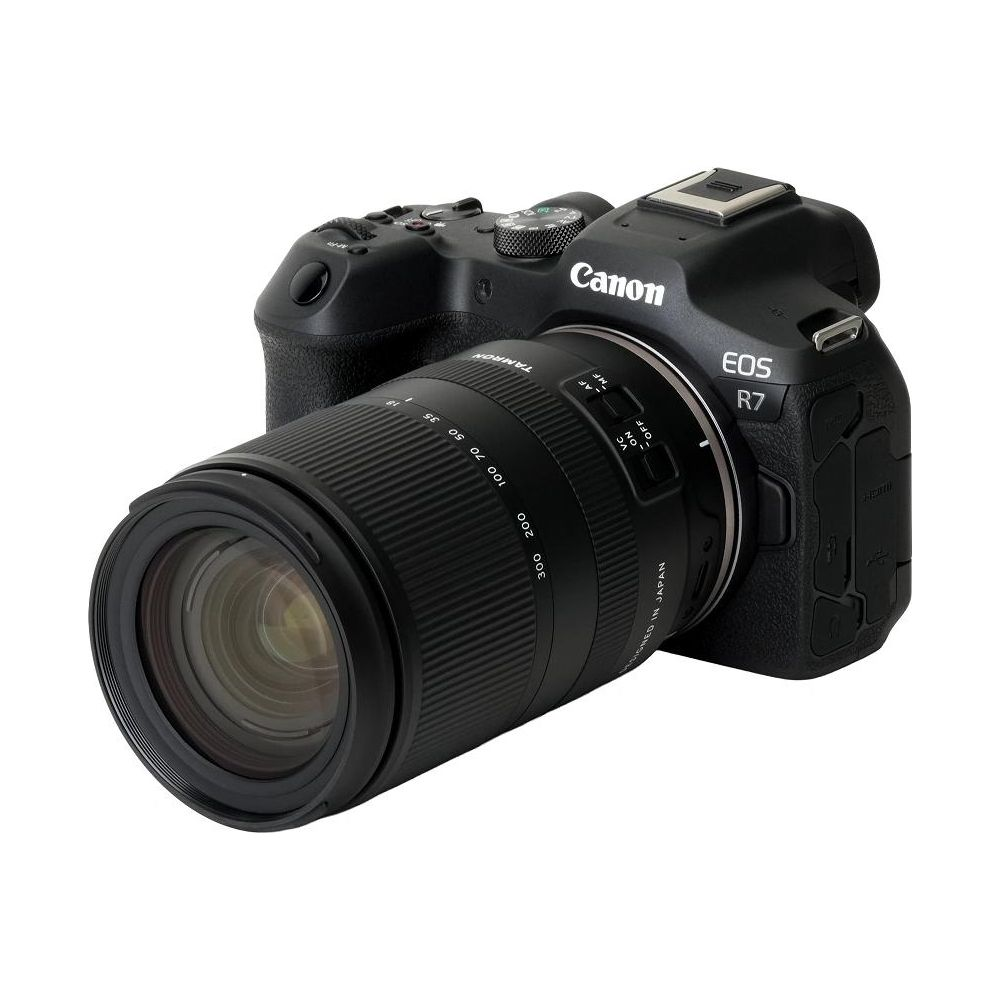 Un appareil photo Canon EOS R7 noir avec un objectif Tamron.