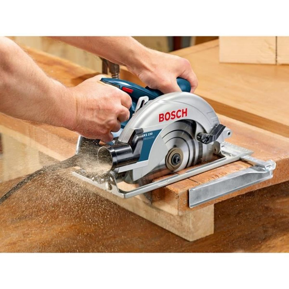 Bosch Kreissäge schneidet Holz, Sägespäne fliegen.