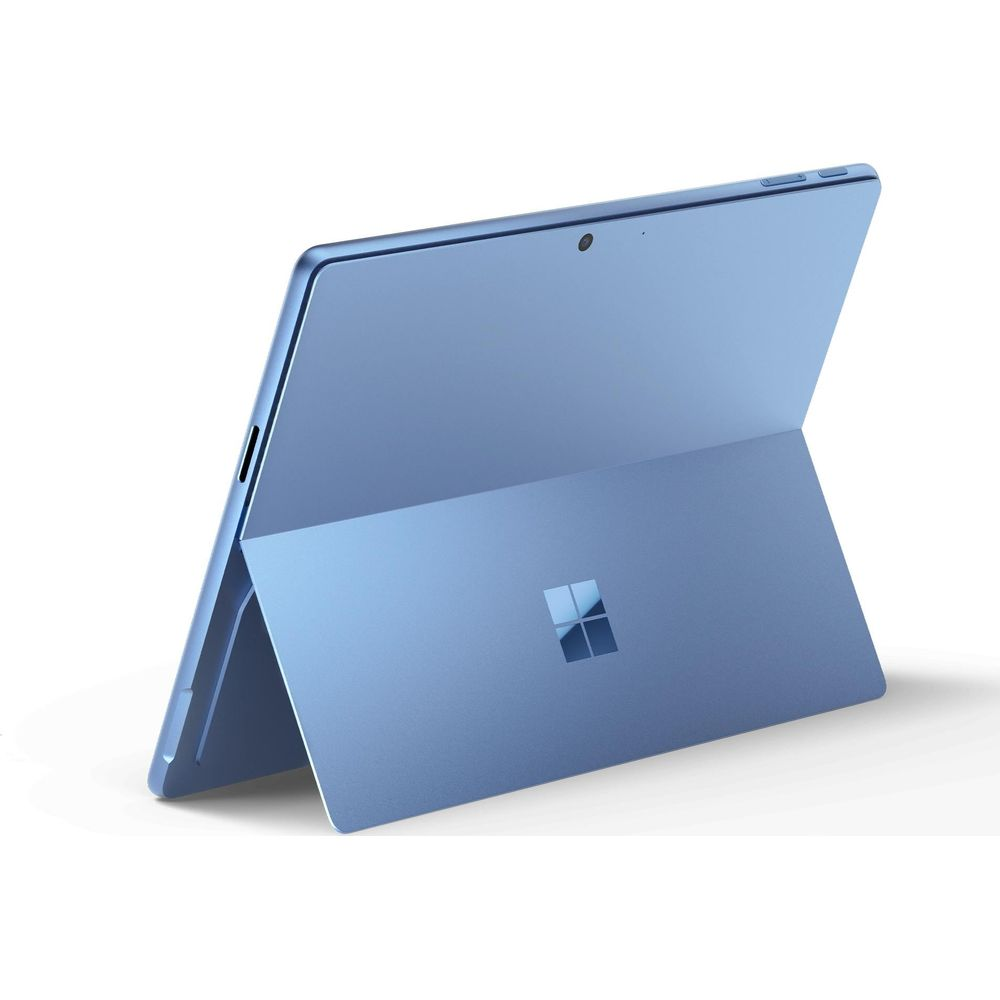 Ein blaues Tablet mit ausklappbarem Ständer und Microsoft-Logo.