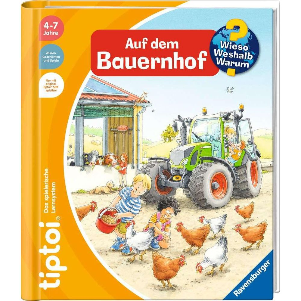 Kinder füttern Hühner auf einem Bauernhof mit Traktor und Stall. Alter 4-7.
