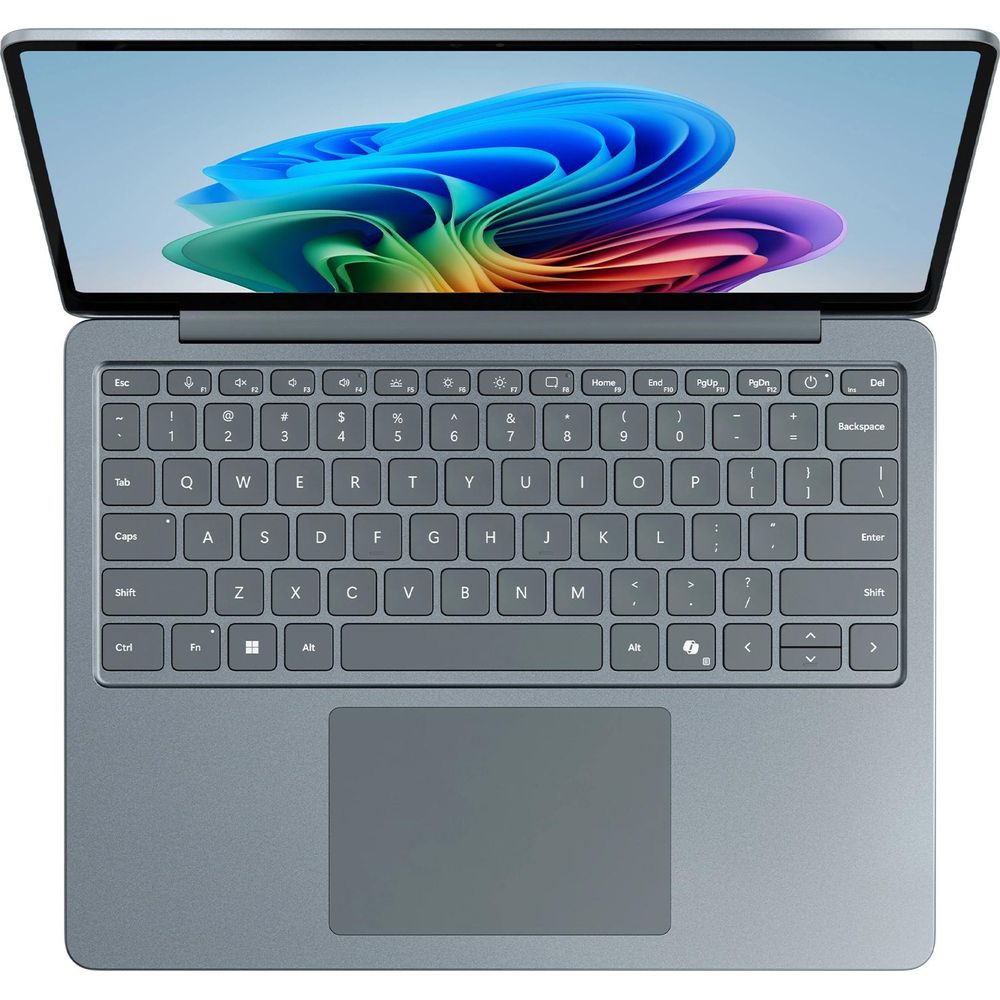 Ein offener grauer Laptop mit einem bunten Hintergrundbild auf dem Bildschirm.