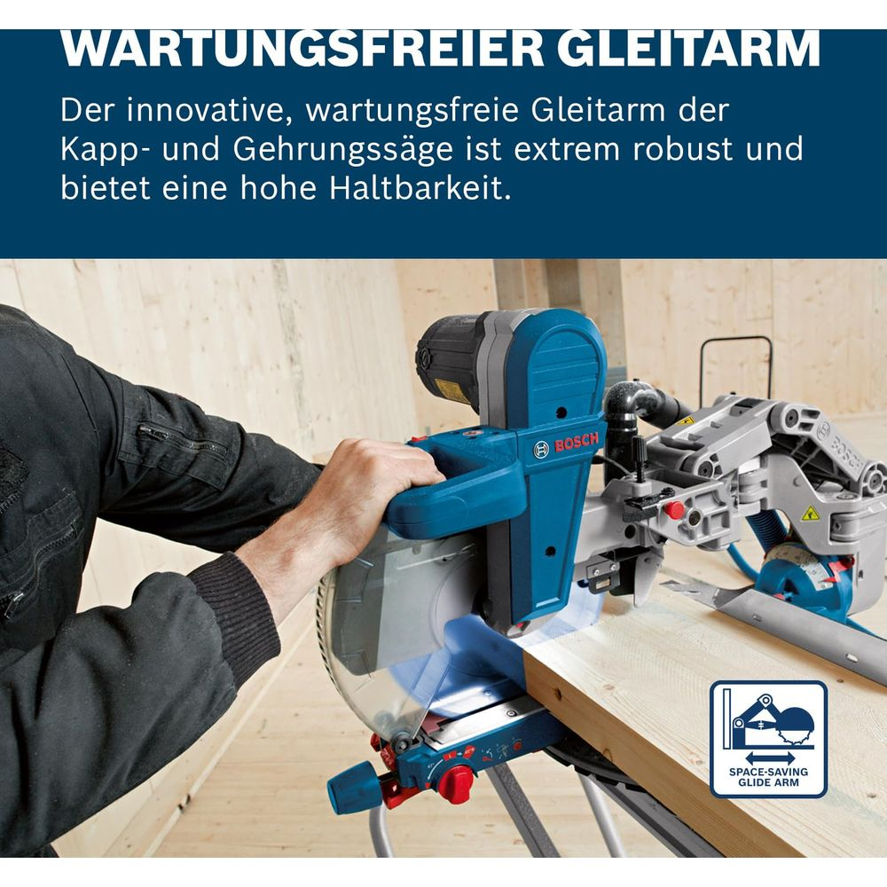 Ein Mann benutzt eine blaue Bosch Kapp- und Gehrungssäge mit Gleitarm.