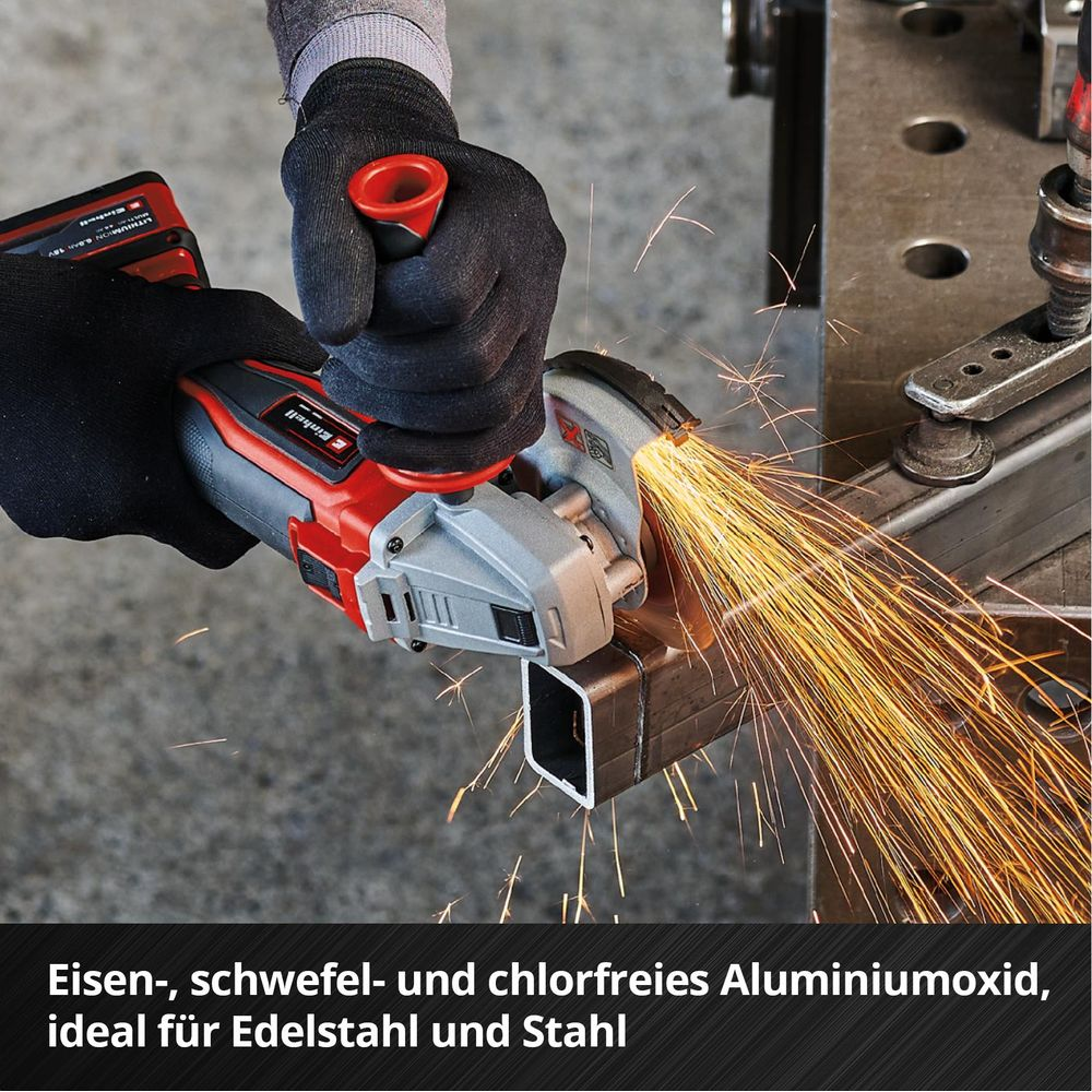 Ein Mann mit Handschuhen schneidet mit einem Winkelschleifer Metall, Funken fliegen.