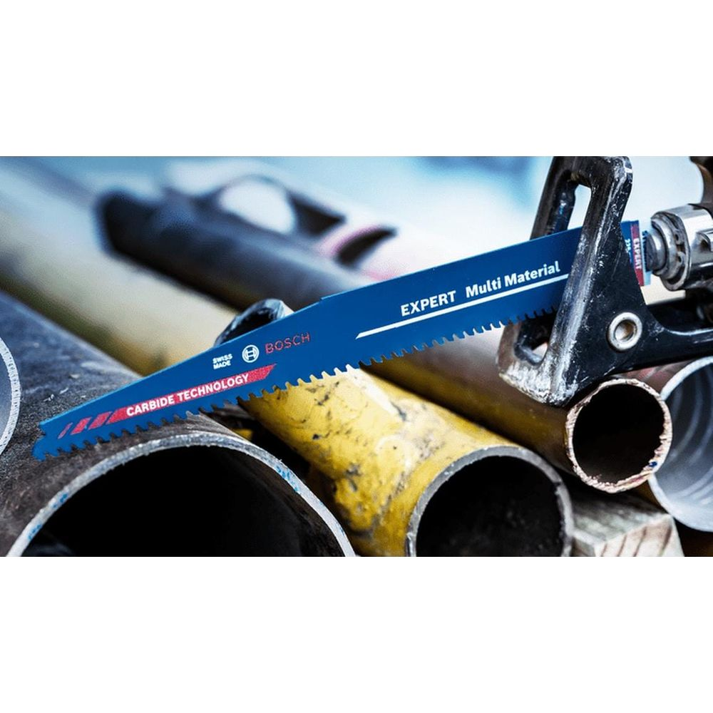 Lama da seghetto Bosch blu con testo EXPERT Multi Material su tubi metallici.