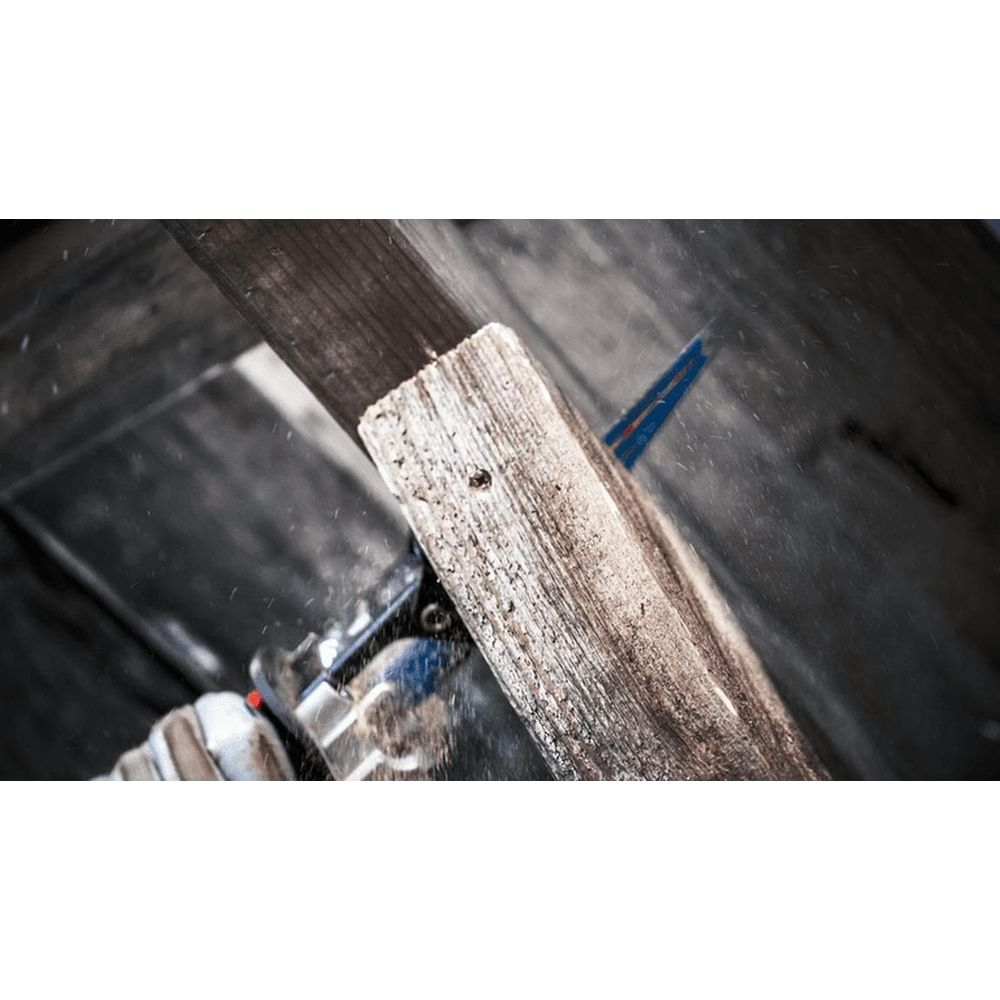 Sega che taglia legno. Attrezzo con lama blu in azione.