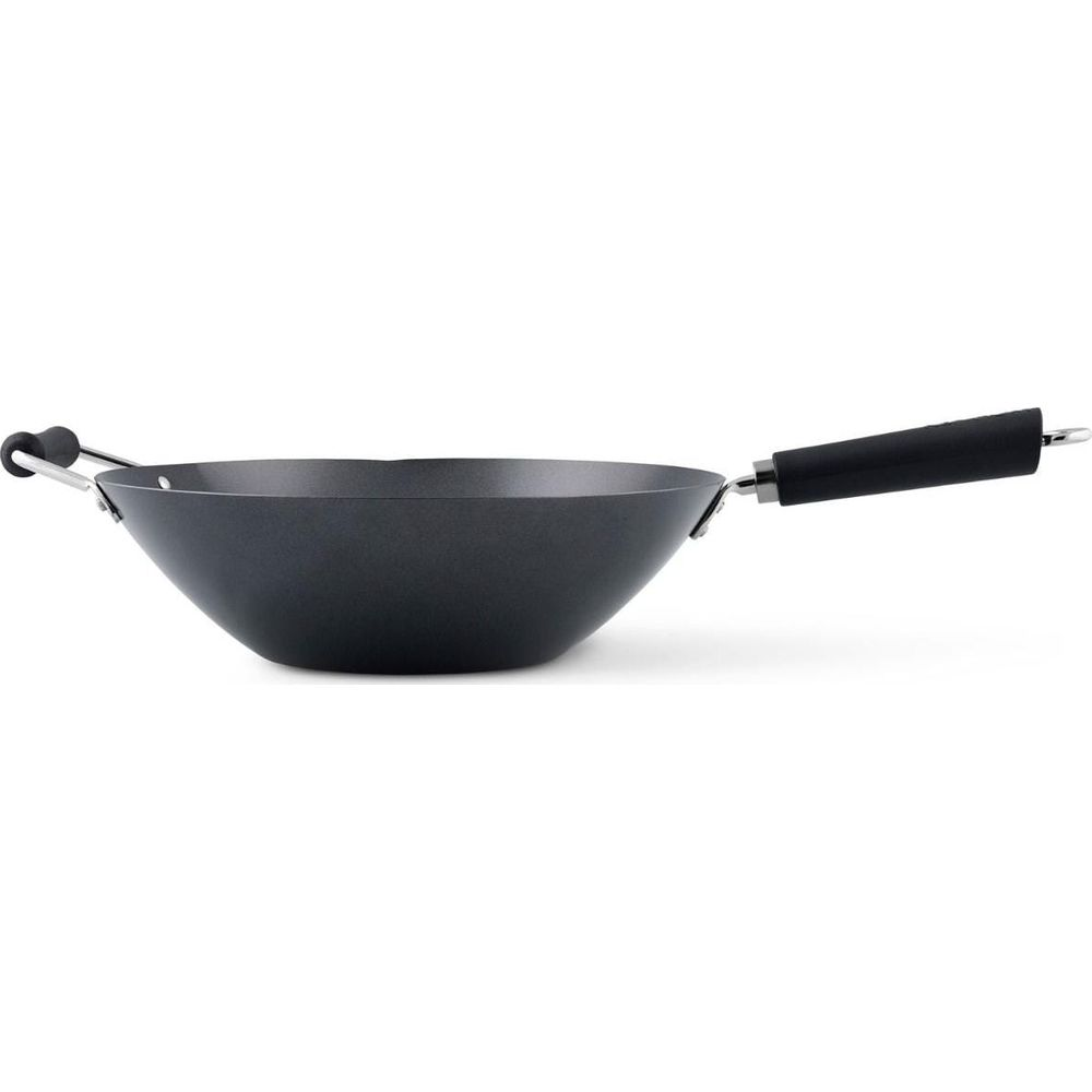 Un wok foncé avec deux poignées, sur fond blanc.