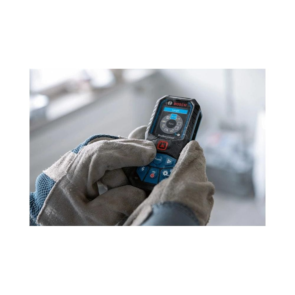 Hände mit Handschuhen halten ein Bosch Laser-Distanzmesser mit blauem Bildschirm.