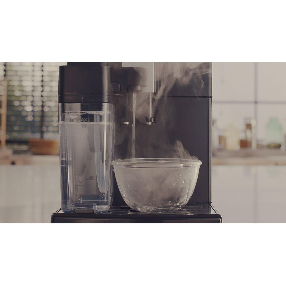 Para unosi się z ekspresu do kawy do miski z kostkami lodu.