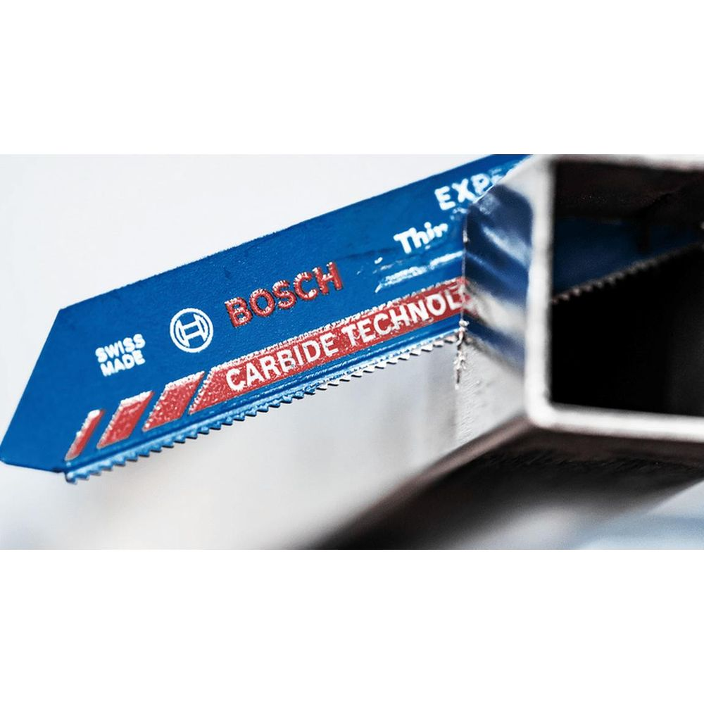 Niebieskie brzeszczot Bosch z 'Carbide Technology' tnie metalową rurę.