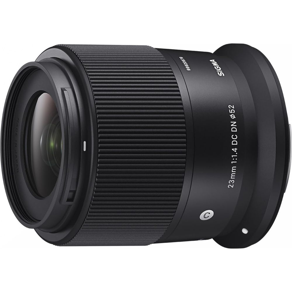 Een zwarte Sigma 23mm f/1.4 DC DN lens met geribbelde ringen.