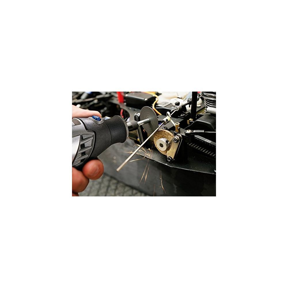 Hand hält Dremel, schneidet Metallstange, Funken fliegen.