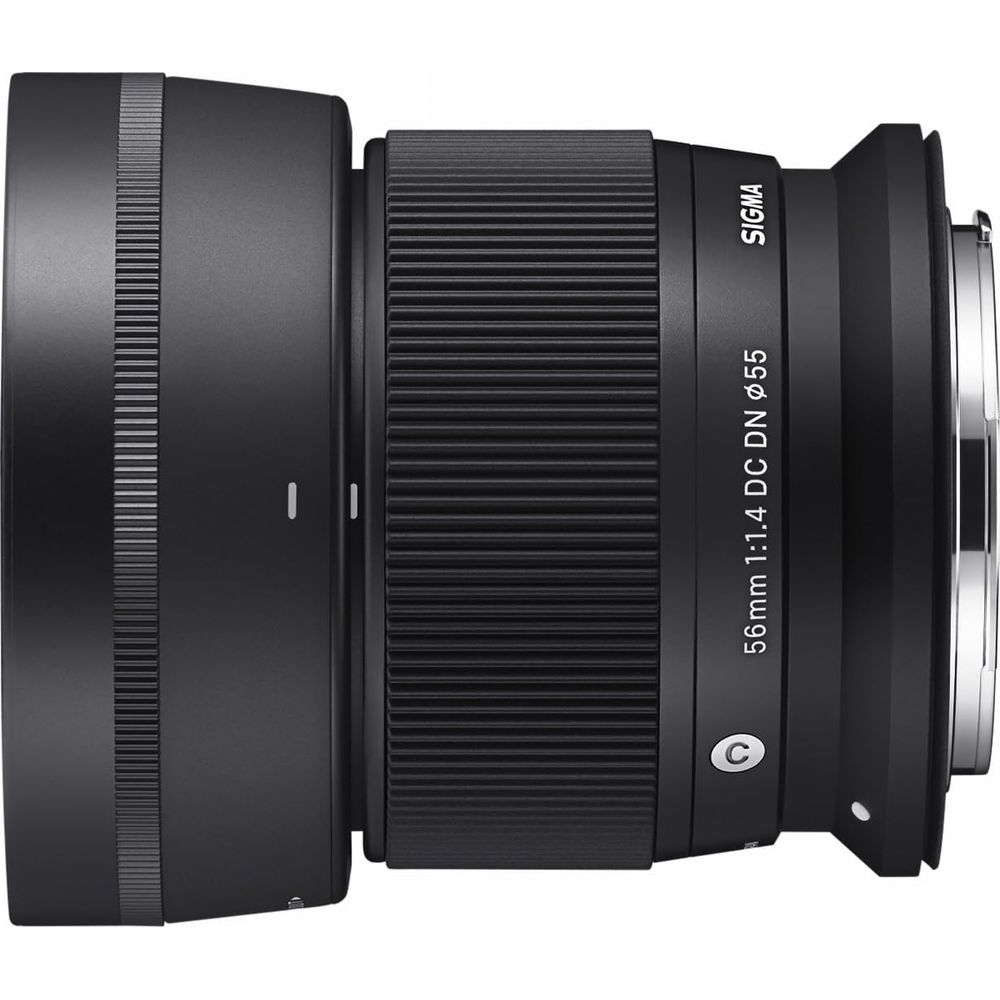 Objectif Sigma 56mm f/1.4 DC DN noir de profil. Bague de mise au point rainurée.