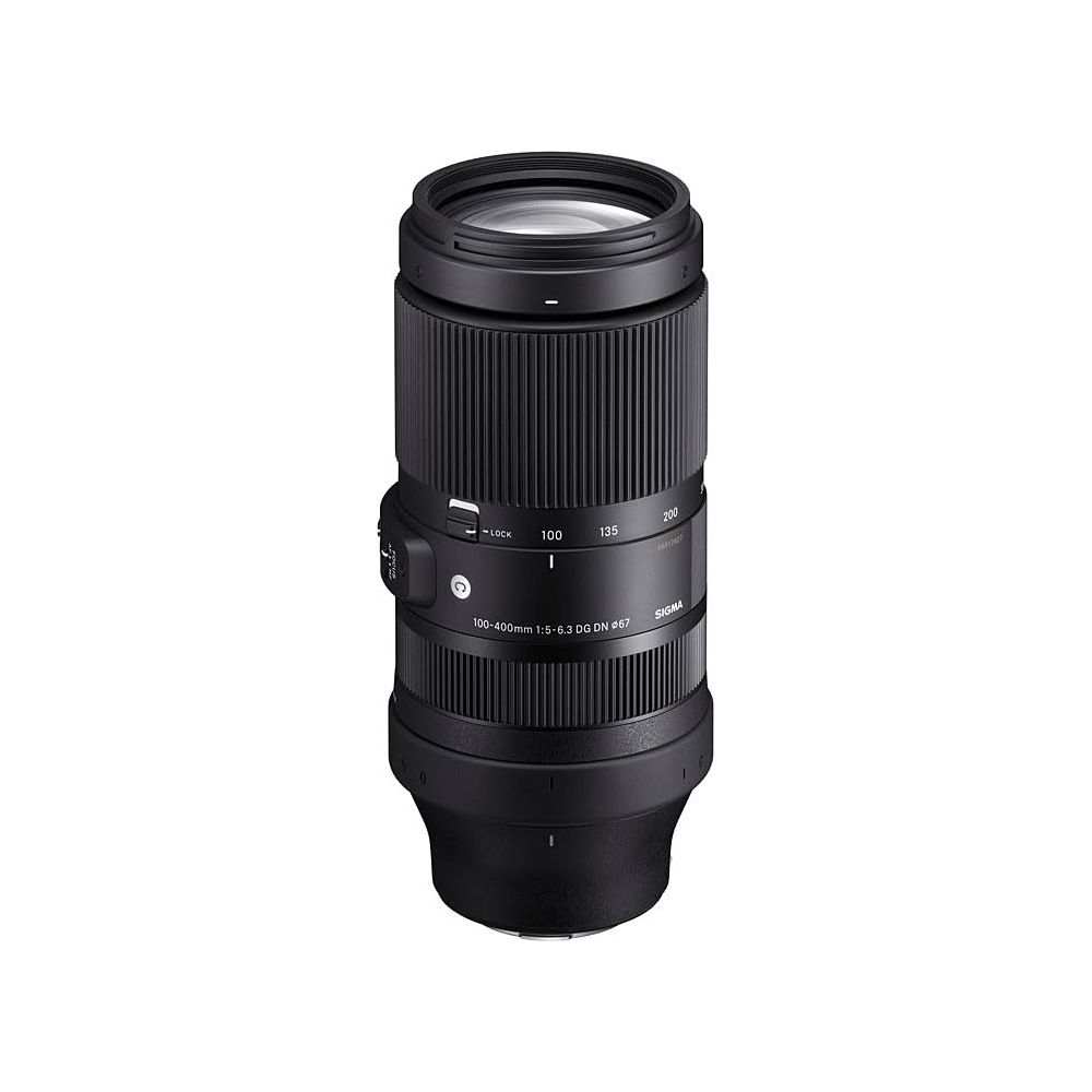 Een zwarte Sigma 100-400mm lens met zoomring en focusmarkeringen.