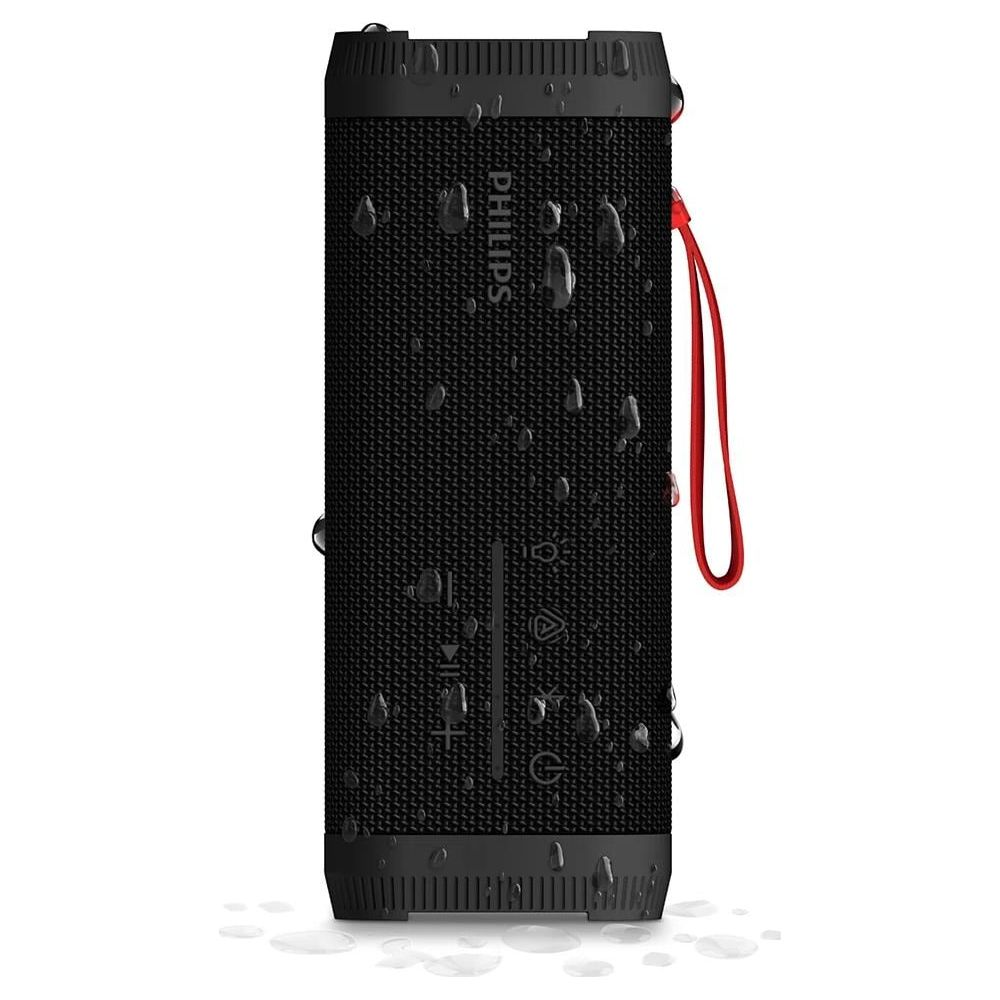 Schwarzer Philips Bluetooth-Lautsprecher mit roten Trageband, bedeckt mit Wassertropfen.