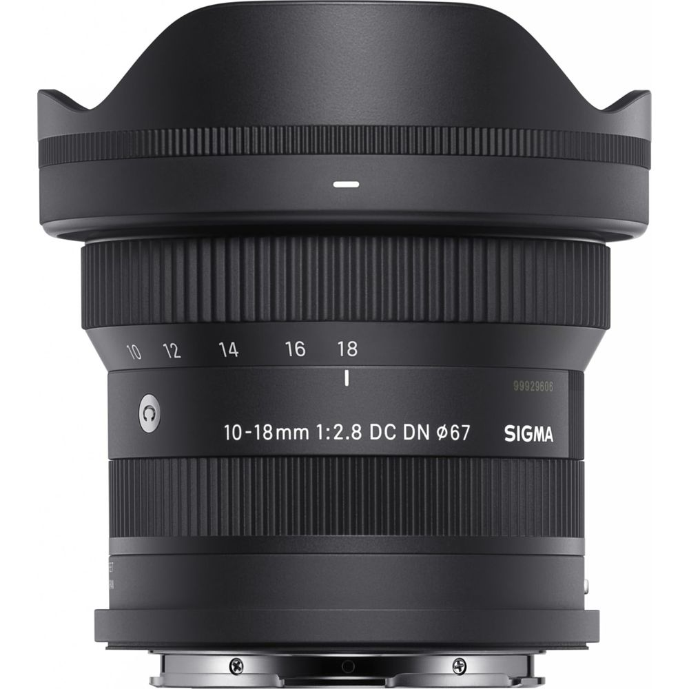 Un obiettivo SIGMA 10-18mm 1:2.8 DC DN nero con ghiera zoom.