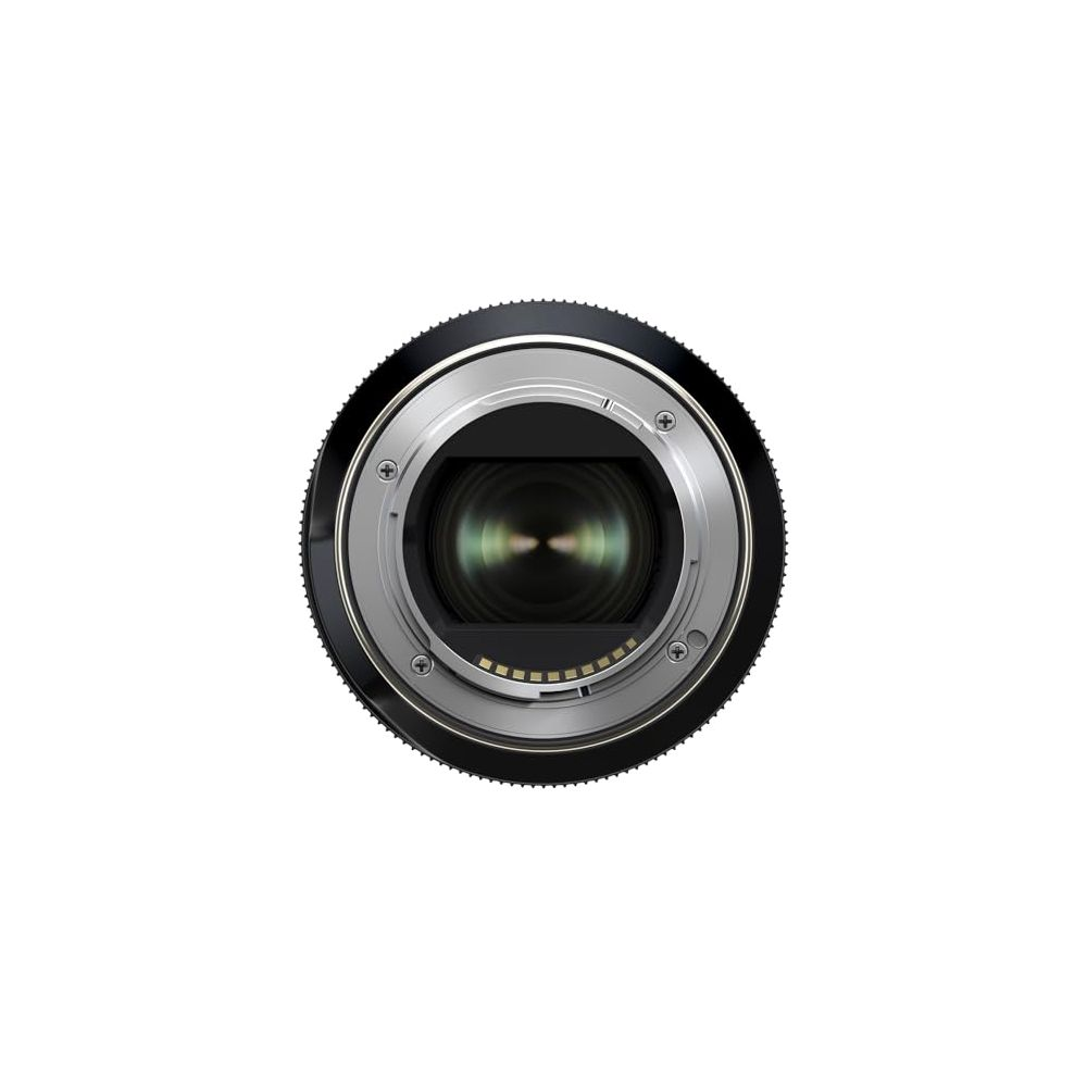 Zbliżenie mocowania obiektywu aparatu ze srebrnymi stykami i czarnymi pierścieniami.