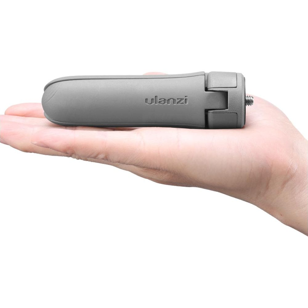 Szary uchwyt Ulanzi w dłoni, z gwintem na końcu.