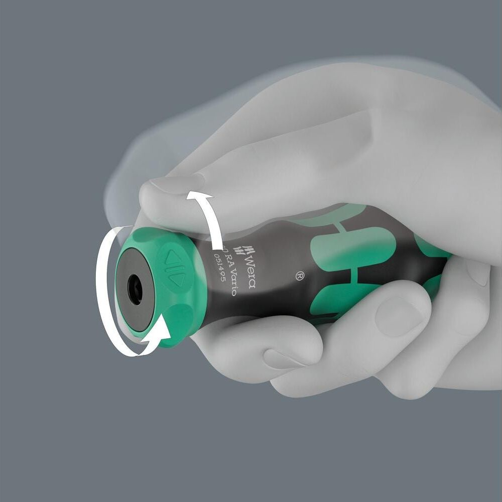 Dłoń obracająca śrubokręt z zielonym uchwytem, ze strzałkami wskazującymi obrót.