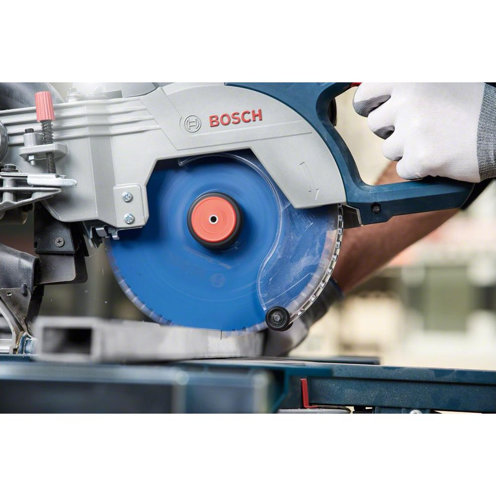 Bosch-Kapp- und Gehrungssäge schneidet Metallprofil. Ein Mann mit Handschuhen bedient sie.